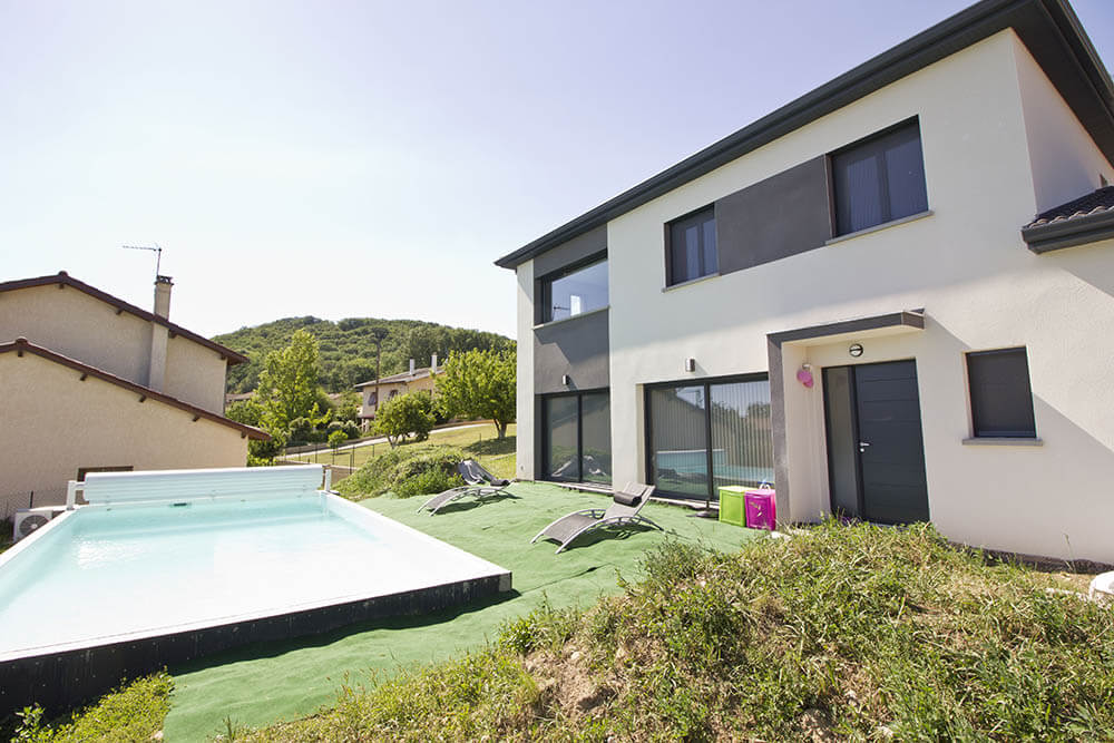 maison valtrea exterieur piscine